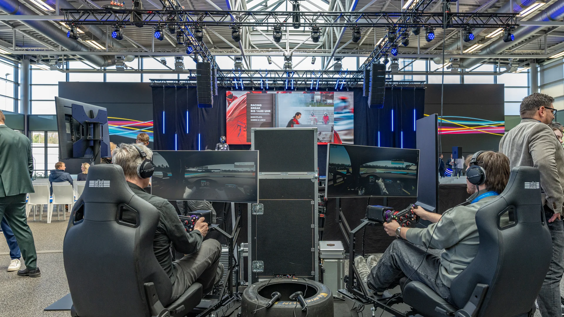 Society of Speed Motorsport Experience – zwei professionelle Sim-Racing-Simulatoren auf einem Corporate Event mit LED-Wall im Hintergrund